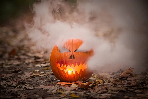 Lanterna Abóbora Halloween Com Olhos Fumantes Boca Leve — Fotografia de Stock