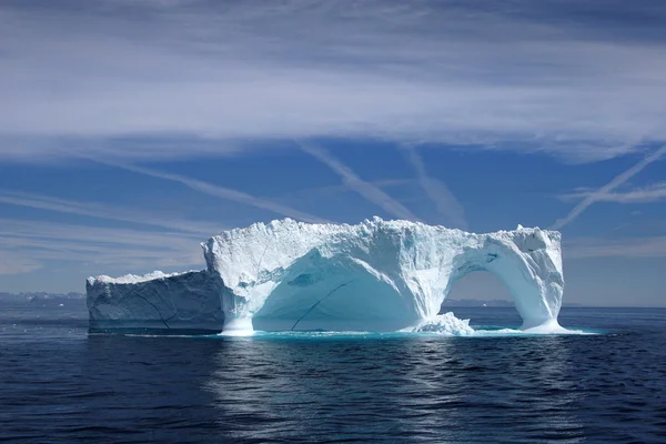 Iceberg frente a la costa de Groenlandia, Océano Atlántico . — Foto de Stock