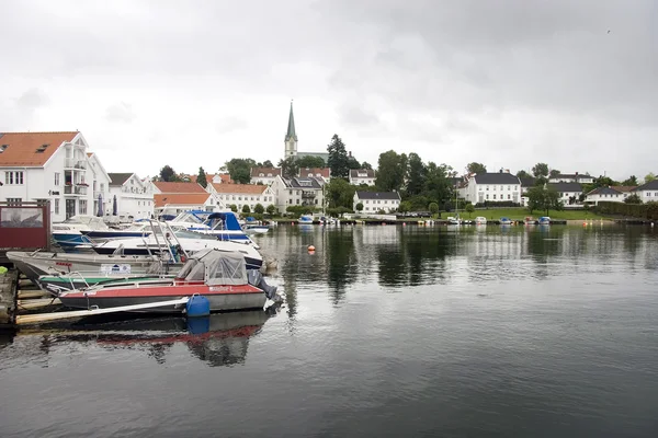 Lillesand、ノルウェーの港では穏やかな日 — ストック写真