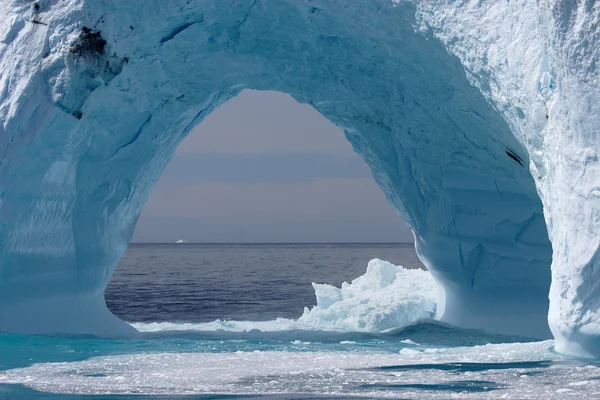 Iceberg frente a la costa de Groenlandia, Océano Atlántico . — Foto de Stock