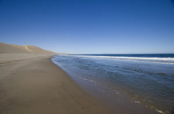 Woestijn beantwoordt aan de Oceaan. — Stockfoto