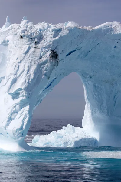 Iceberg frente a la costa de Groenlandia — Foto de Stock