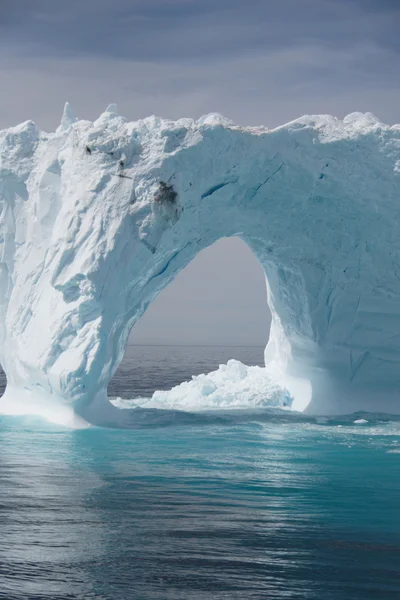 Iceberg frente a la costa de Groenlandia —  Fotos de Stock