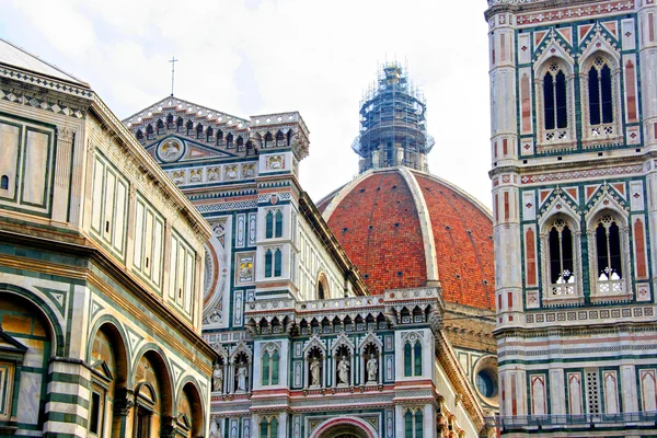 Santa Maria del Fiore, which is Florence Cathedral or Basilica of Saint Mary of the Flower & The Baptistry of St John, Italy — Stock Photo, Image