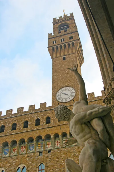 Zachwyt sabina statua przed palazzo vecchio (starego pałacu), który jest ratusz w Florencja, Włochy — Zdjęcie stockowe