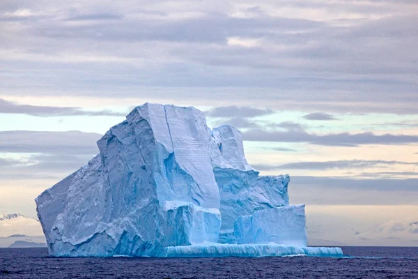 Iceberg enorme flutuando na Passagem Drake, Antártida — Fotografia de Stock