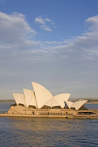 Sydney Opera House en el sol de la tarde, Nueva Gales del Sur, Australia — Foto de Stock