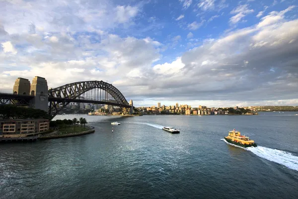 Traghetti diretti verso Sydney Harbour Bridge, Nuovo Galles del Sud, Australia — Foto Stock