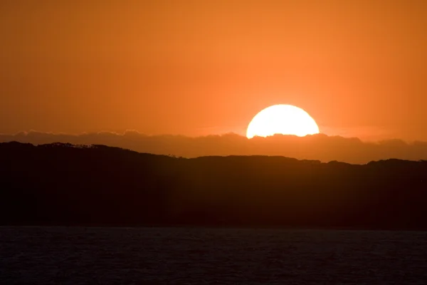 Oranžové slunce mimo pobřeží v melbourne, Austrálie — Stock fotografie