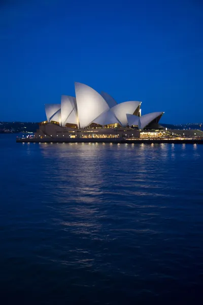 Сіднейський оперний театр в сутінках, новий Південний Уельс, Австралія Стокова Картинка