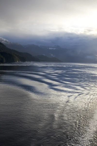 Puslu gökyüzü & yansıtıcı sular ona gün Kraliçe charlotte Boğazı, british columbia, Kanada sakin — Stok fotoğraf