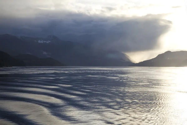 Wcześnie rano niebo zamglone & odblaskowe wód w królowej Charlotty cieśniny, british columbia, Kanada — Zdjęcie stockowe