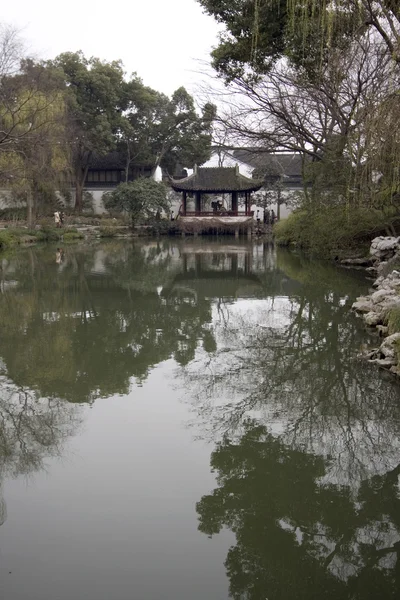 Reflektioner på kanalerna i den ödmjuka administor trädgårdar, suzhou, Kina — Stockfoto