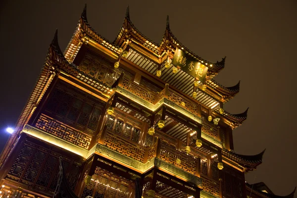 Traditionelle Gebäude in der Nacht beleuchtet in der Altstadt, nanshi, shanghai, China — Stockfoto
