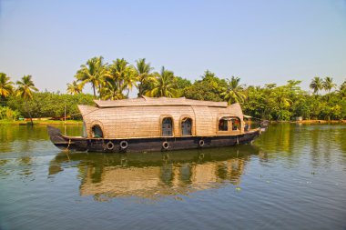 geleneksel ev botu kanala önemsizden yakınındaki alleppey, kerala, Hindistan boyunca yelken.
