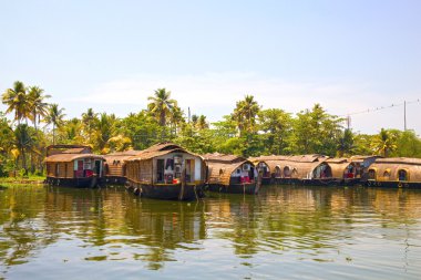 alleppey, kerala, Hindistan yakın önemsizden kanalda kıyısında geleneksel ev Tekne demirleyen