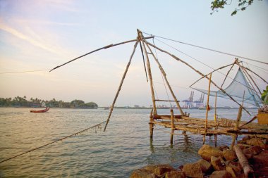 Geleneksel Çince balık ağlarına günbatımı, cochin, Hindistan.