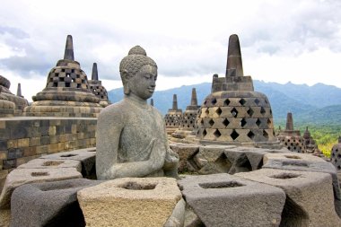 delikli stupa kapağına, borobudur, Endonezya eksik Buda heykeli.