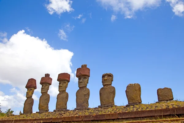 阿虎瑙瑙 moai anakena 海滩与红色火山渣头饰，复活节岛，智利. — 图库照片