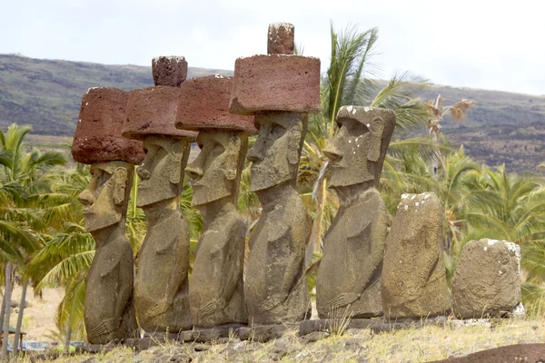 Ahu nau nau moai heykel kırmızı scoria headdress's, Paskalya Adası, Şili ile anakena Beach. — Stok fotoğraf