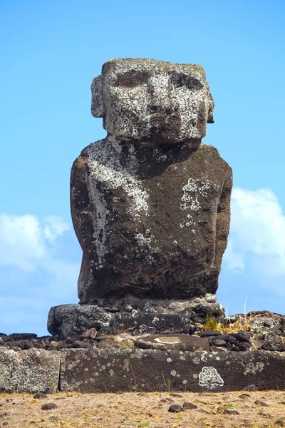 Één standbeeld van ahu beperkende huki staan over op zoek anakena strand, Paaseiland, Chili. — Stockfoto
