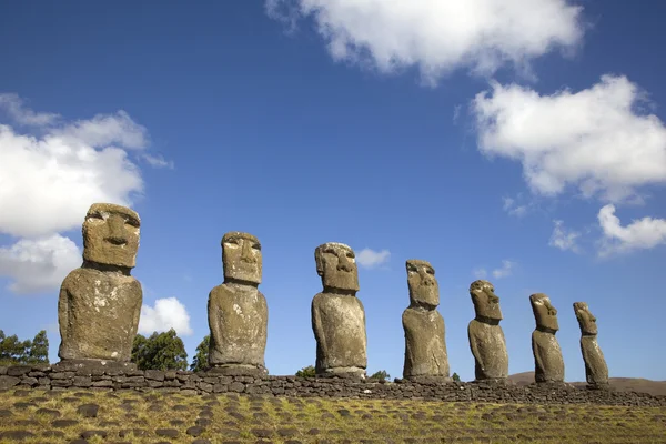 Blick auf sieben ahu akivi moai, die als einzige Moai dem Meer gegenüberstehen, rapa nui, Osterinsel, Chile. — Stockfoto