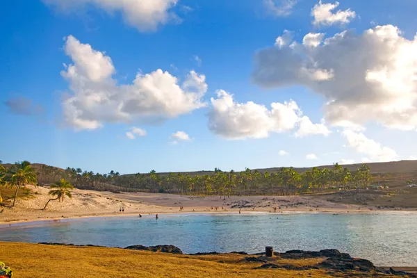 Późnym popołudniem, na którego zboczu znajduje sie plaży, Wyspa Wielkanocna, chile. — Zdjęcie stockowe