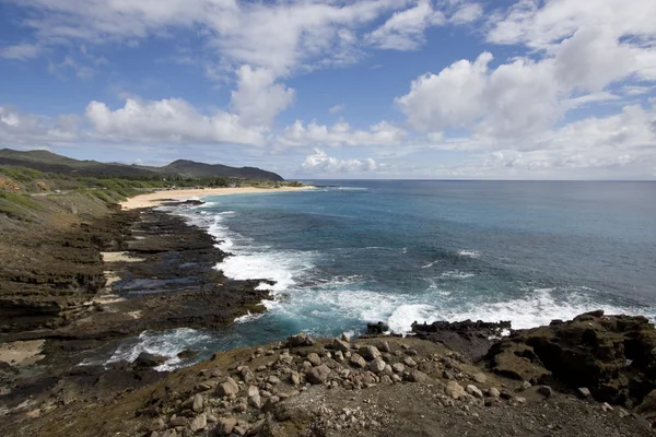 Widok z halona kierunku parku piaszczystej plaży na południowym wybrzeżu oahu, Hawaje. — Zdjęcie stockowe