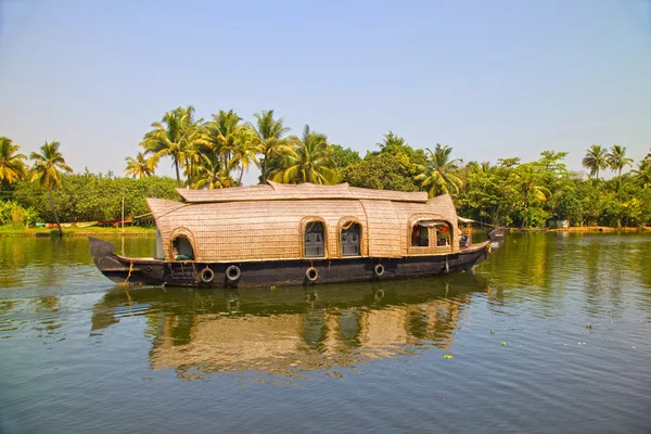 Traditionella husbåt seglar längs kanalen i bakvatten närheten av alleppey, kerala, Indien. — Stockfoto