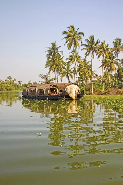 Traditioneel huis boot sailling langs het kanaal in de backwaters in de buurt van alleppey, kerala, india. — Stockfoto