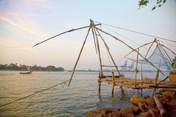 Traditionella kinesiska fiskenät på solnedgången, cochin, Indien. — Stockfoto