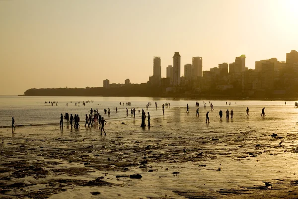 Chowpatty beach w zachód słońca, mumbai, Indie. — Zdjęcie stockowe