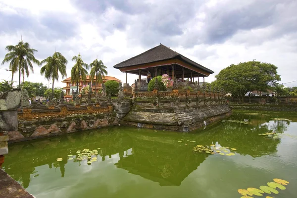 Kertha gosa zwevende paleis, balinese tempel in klung kung semarapura, bali, Indonesië. — Stockfoto