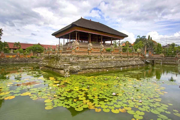 Kertha gosa zwevende paleis, balinese tempel in klung kung semarapura, bali, Indonesië. — Stockfoto