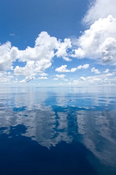 Stilla hav med perfekta reflektioner av molnen, Indiska oceanen. — Stockfoto