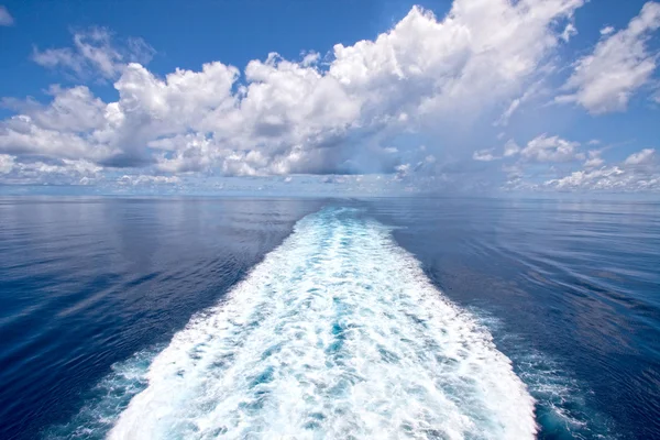 En perfekt dag segla lugnt hav genom Indiska oceanen. — Stockfoto