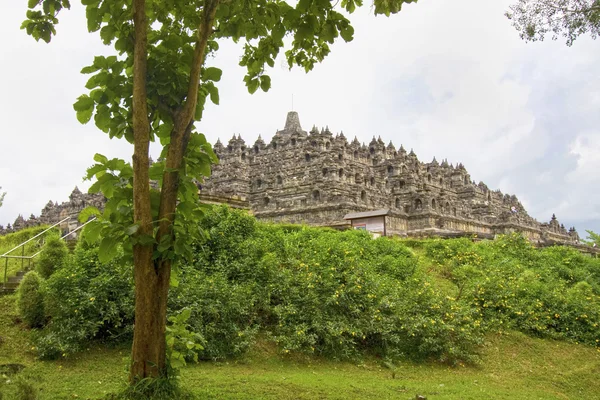 Borobudur z ziemią, Jawa, Indonezja. — Zdjęcie stockowe
