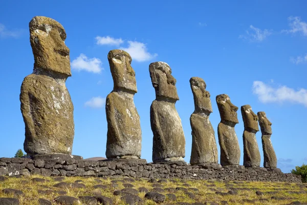 Bekijken van zeven ahu akivi moai, die zijn de enige moai geconfronteerd met de zee, rapa nui, Pasen eiland, Chili. Rechtenvrije Stockafbeeldingen