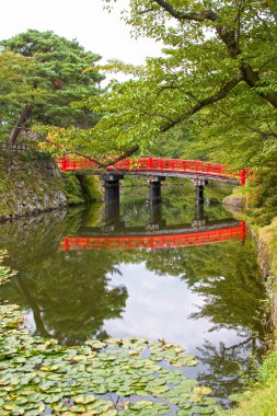 hirosa hirosaki Kalesi, aomori, Japonya'nın arazisinde bir kırmızı Köprüsü.