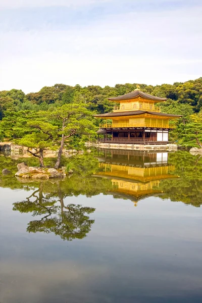 Reflektioner av det zenbuddistiska templet i Golden Pavillion (kinkaku-ji), Kyoto, Japan. — Stockfoto