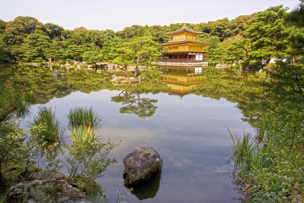 Σκέψεις του ζωηρού βουδιστικού ναού του Χρυσού Παυίλιου (kinkaku-ji), Κιότο, Ιαπωνία. — Φωτογραφία Αρχείου