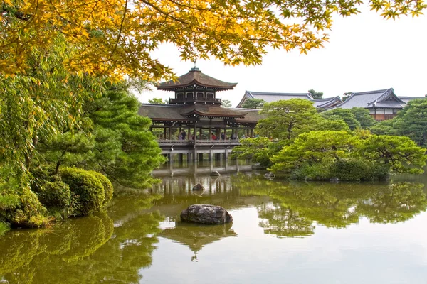 Γέφυρα Taihei-kaku στο ιερό jingu heian, που ειπώθηκε για να είναι η αρχική και η γέφυρα στην ιστορία που αναμνήσεις μιας Γκέϊσας βασίστηκε, Κιότο, Ιαπωνία. — Φωτογραφία Αρχείου