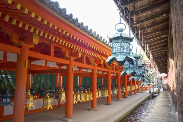 Brons lyktor hängande i grunderna för kasuga-taisha helgedom, nara, japan. — Stockfoto