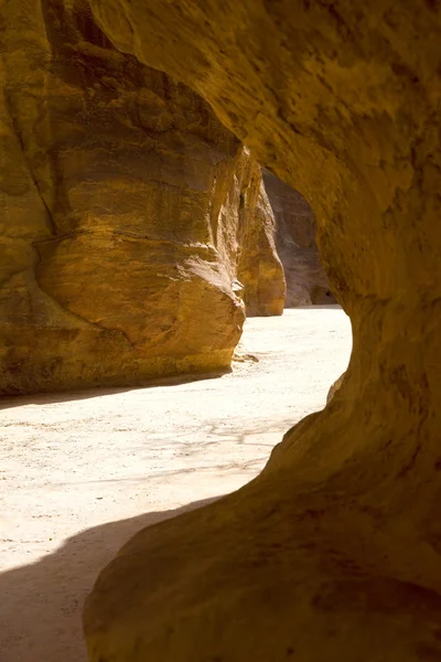 Light highlights the path through the Siq to the ancient city, Petra, Jordan. — Stock Photo, Image