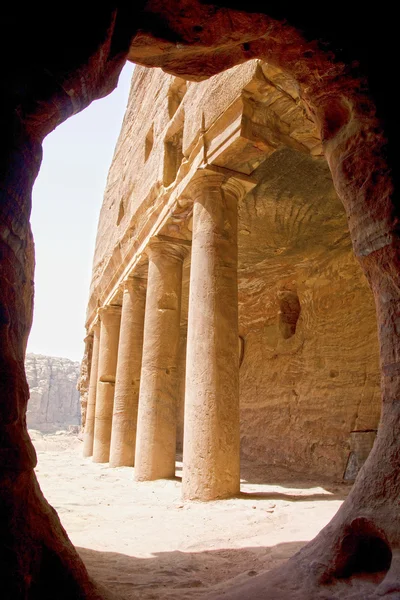 Uitkijken vanaf de belangrijkste kamer van de koninklijke graftombes richting lijn van kolommen in de voorste binnenplaats, petra, Jordanië. — Stockfoto