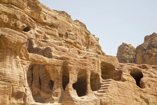 Kayalar, petra, Ürdün oyulmuş konutlar. — Stok fotoğraf