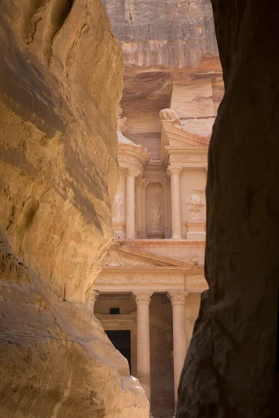 Bekijken via de siq aan de Schatkist (al khazneh), petra, Jordanië. — Stockfoto