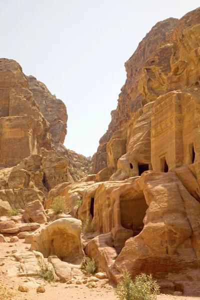 Gevels uitgehouwen in de rotswand, petra, Jordanië. — Stockfoto