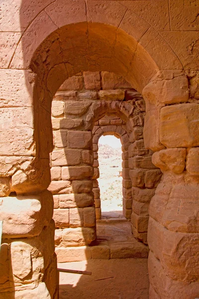 这是一部分的皇家陵墓，佩特拉，约旦的石拱门. — 图库照片