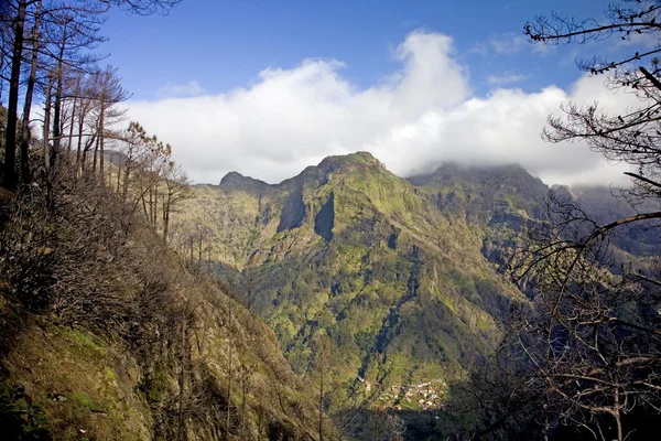 Eira do Serrado, con vista sulla Valle delle Suore e sul villaggio di Curral das Freiras, Madeira, Portogallo . — Foto Stock